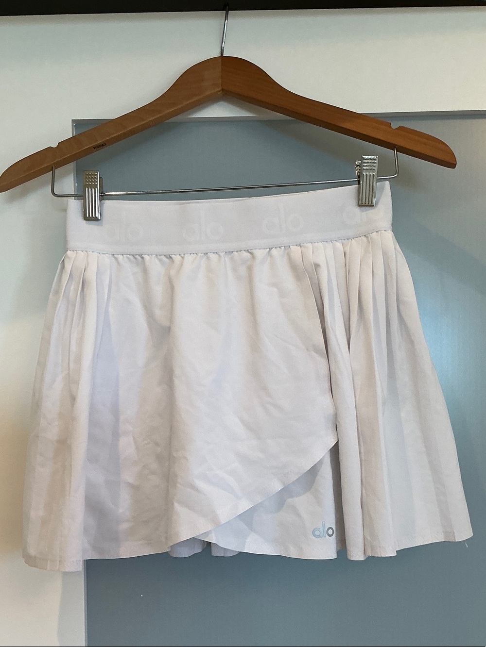 ALO Yoga White Circle Skirt with Subtle Logo